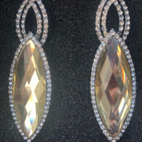 Fashionable Costume Drop Earrings - Picture 2 of 4